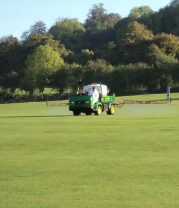 Maintenance complète des terrains de sport et surveillance des gazons 2 GOLF OHLAIN