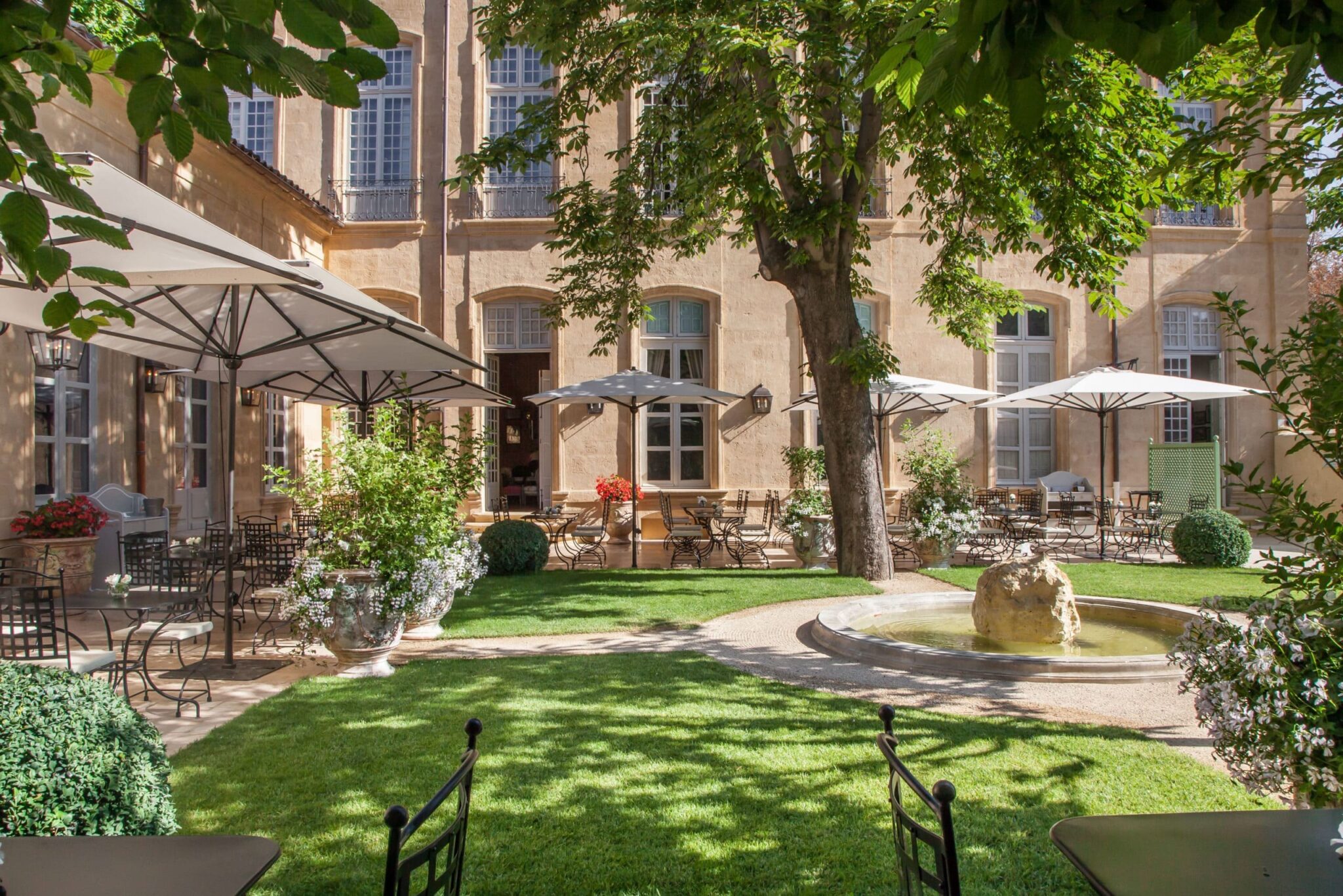 Hotel de Caumont Centre dArt Terrasse Salon de the min